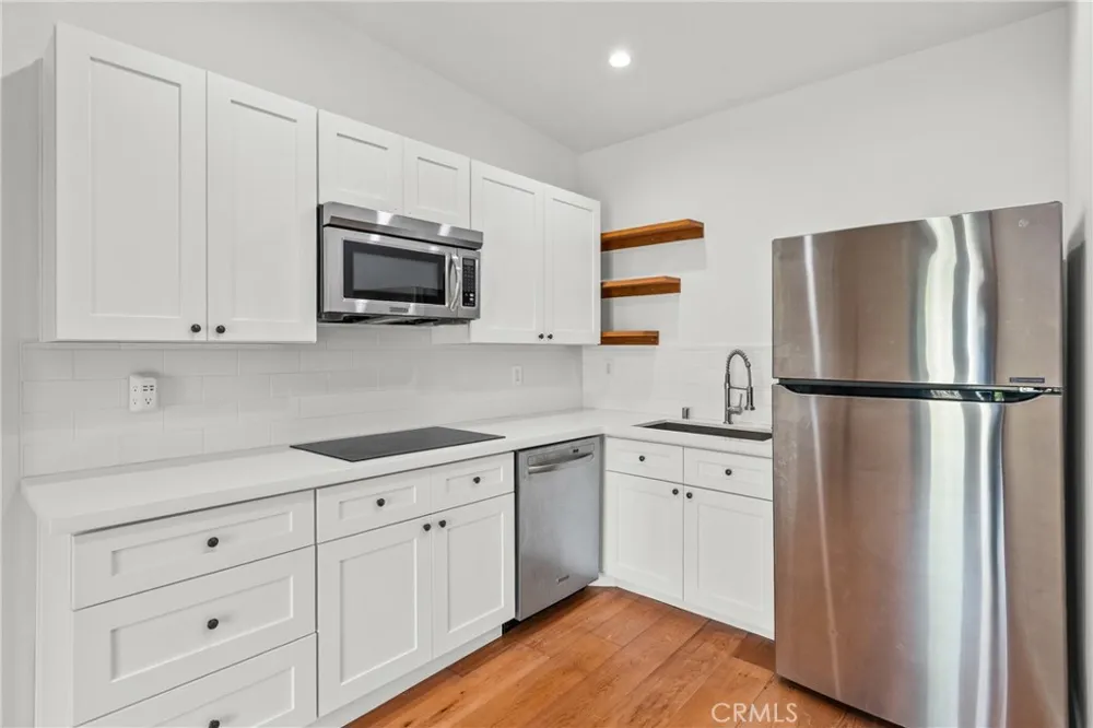 23036 Burbank Woodland Hills, CA 91367