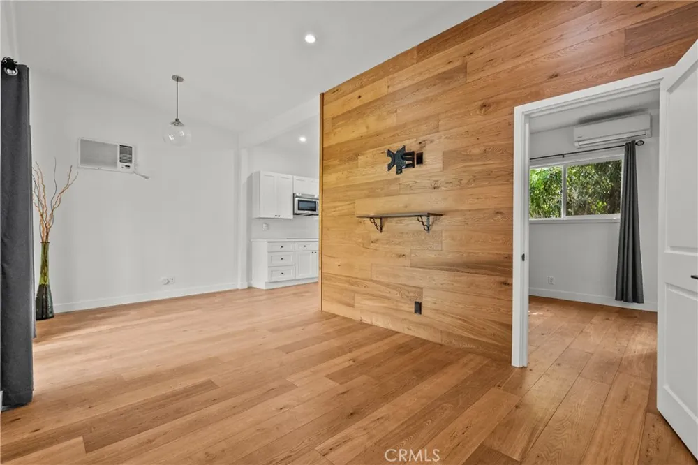 23036 Burbank Woodland Hills, CA 91367