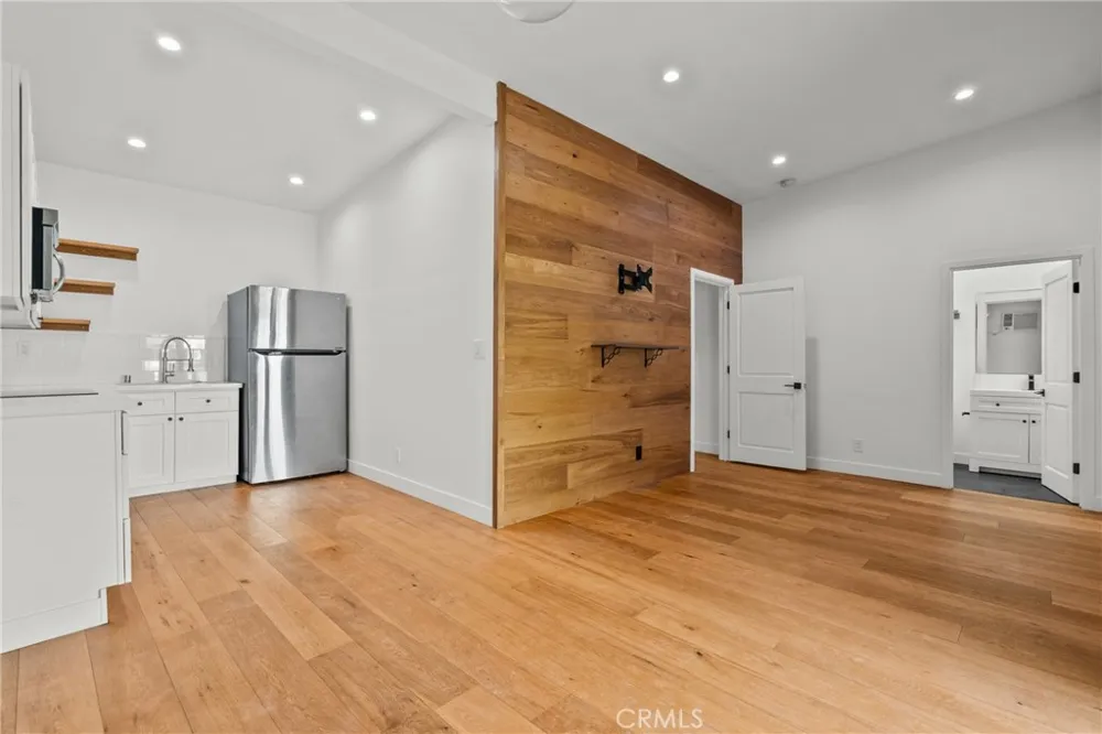 23036 Burbank Woodland Hills, CA 91367