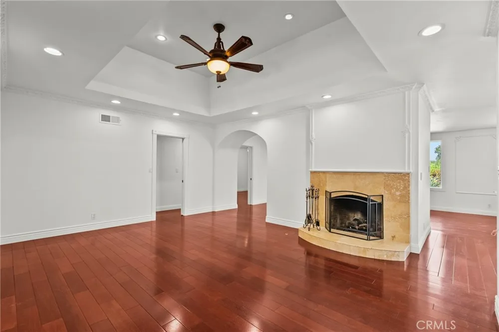 23036 Burbank Woodland Hills, CA 91367