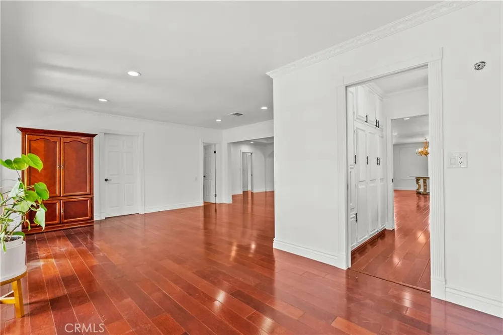 23036 Burbank Woodland Hills, CA 91367