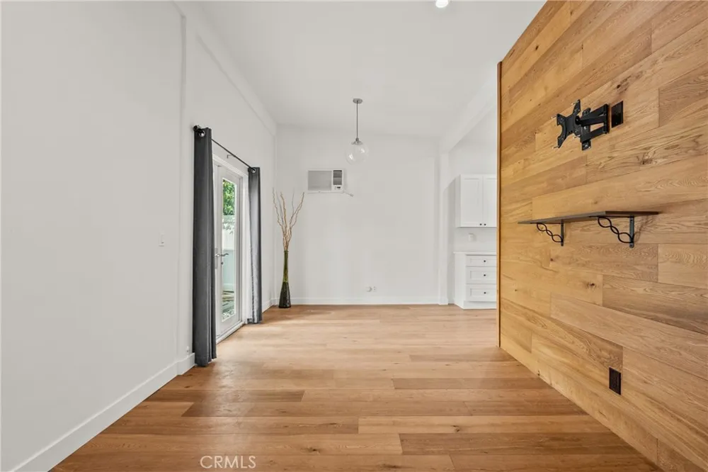 23036 Burbank Woodland Hills, CA 91367