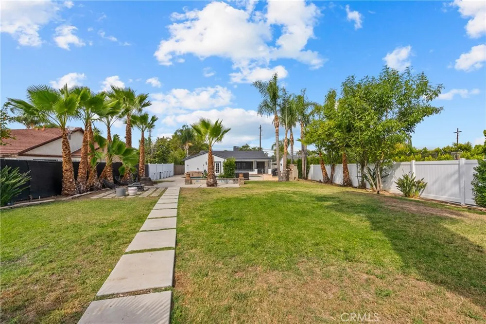 23036 Burbank Woodland Hills, CA 91367