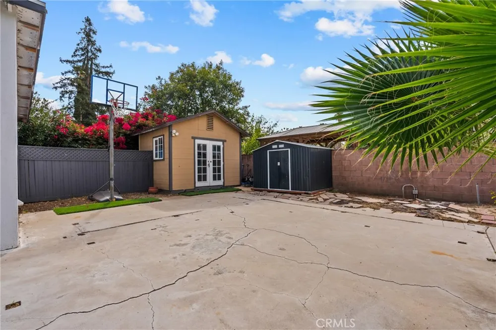 23036 Burbank Woodland Hills, CA 91367