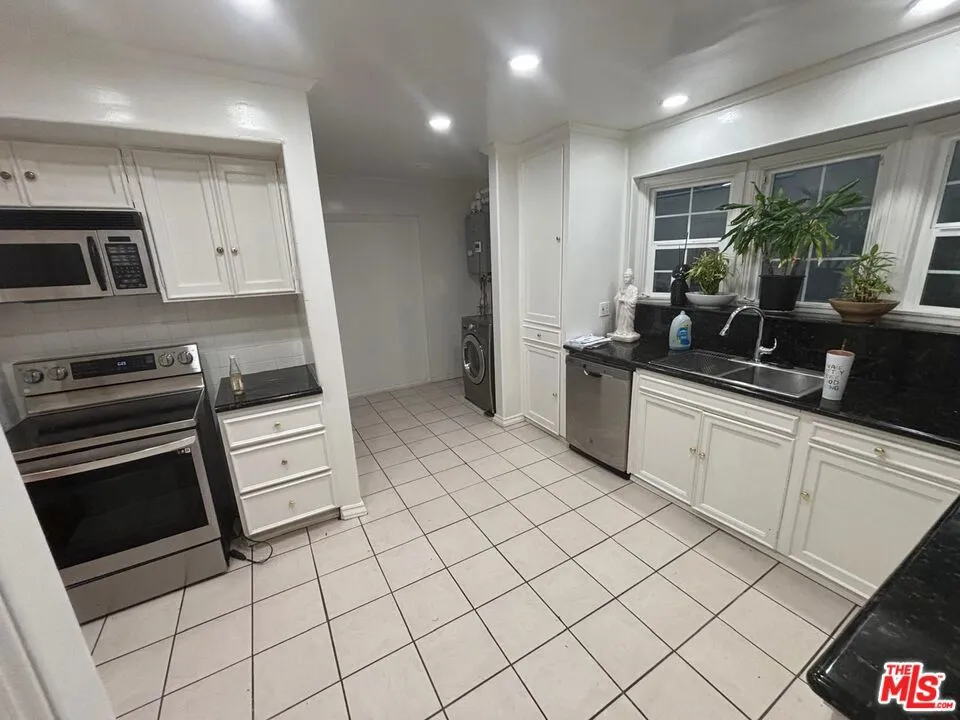 232 La Peer Drive Beverly Hills, CA 90211