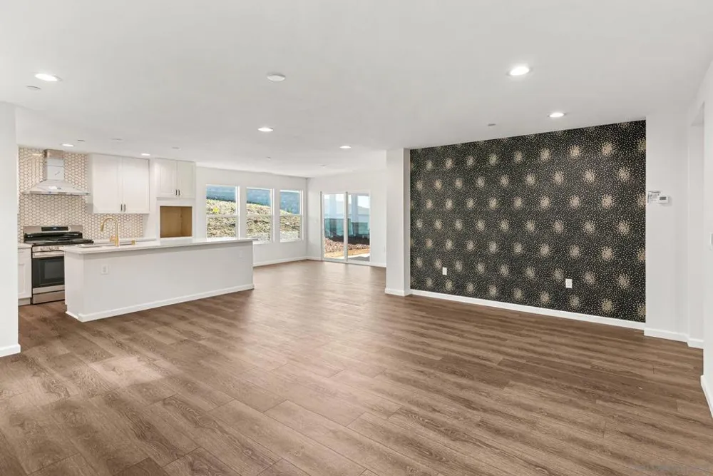 9099 Rosedale Spring Valley, CA 91977