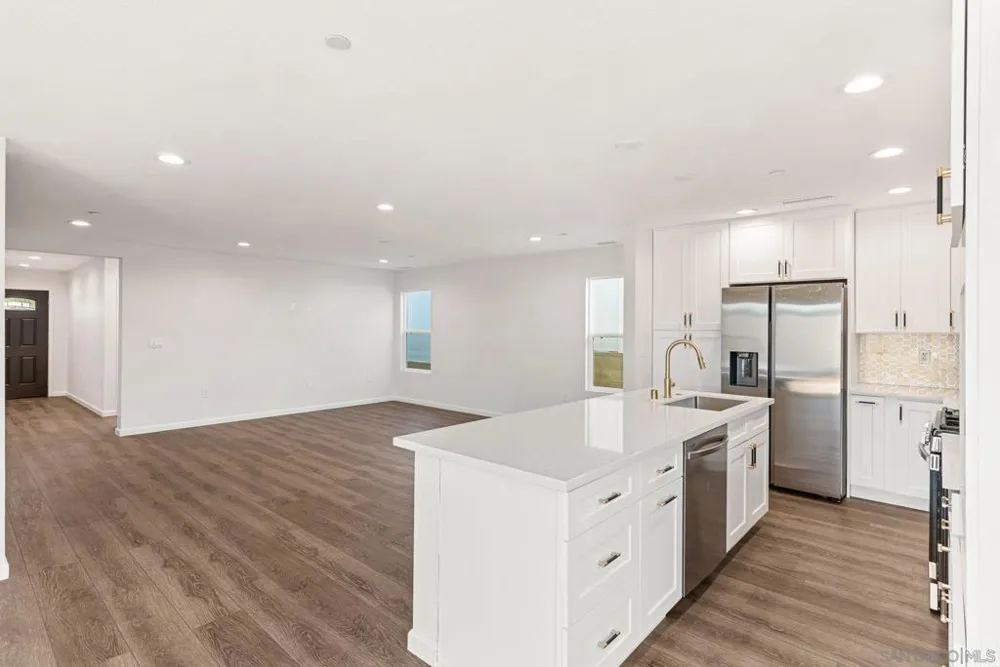 9099 Rosedale Spring Valley, CA 91977
