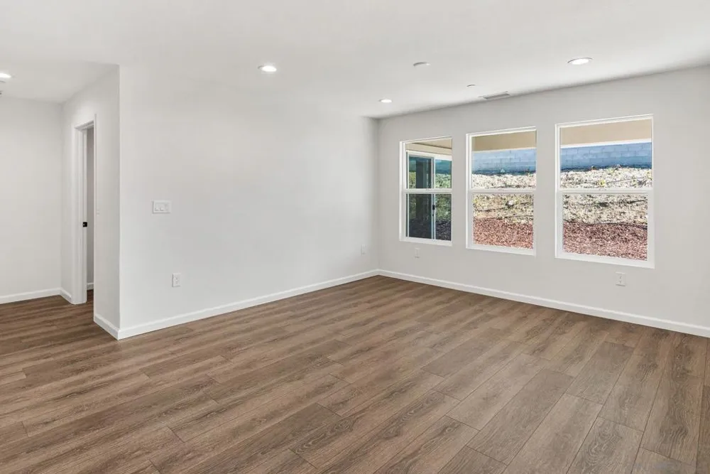 9099 Rosedale Spring Valley, CA 91977