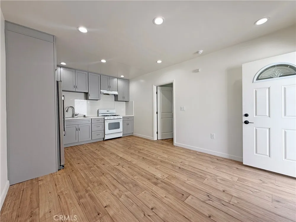 11245 McLennan Granada Hills, CA 91344