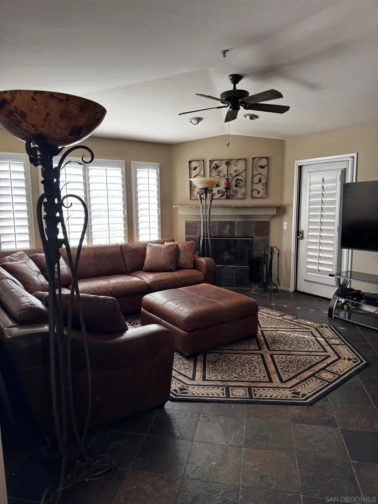 18577 caminito pasadero #422 San Diego, CA 92128
