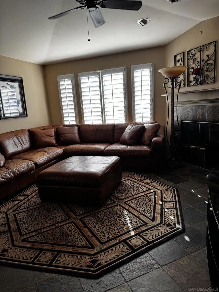 18577 caminito pasadero #422 San Diego, CA 92128