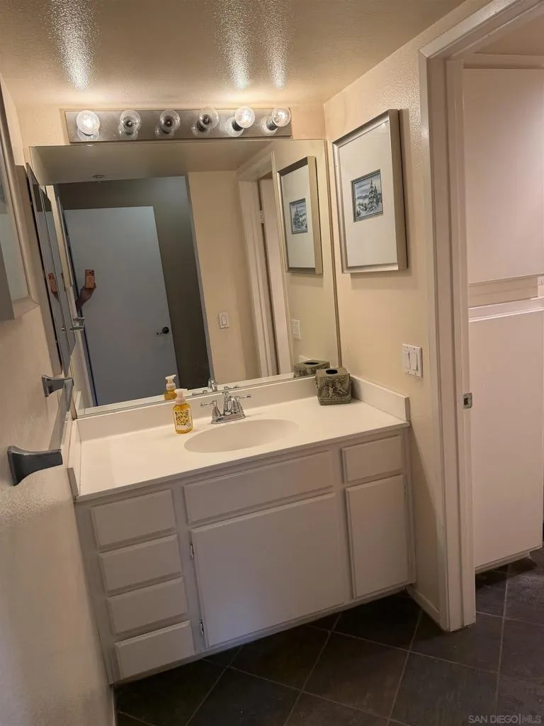 18577 caminito pasadero #422 San Diego, CA 92128