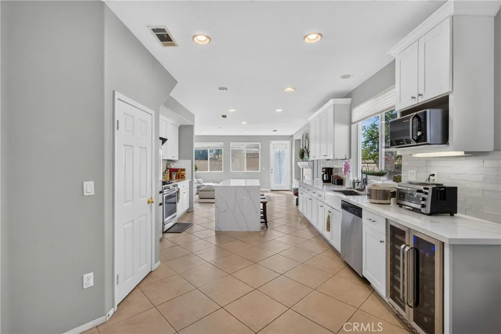 2420 S Vicentia Avenue Corona, CA 92882