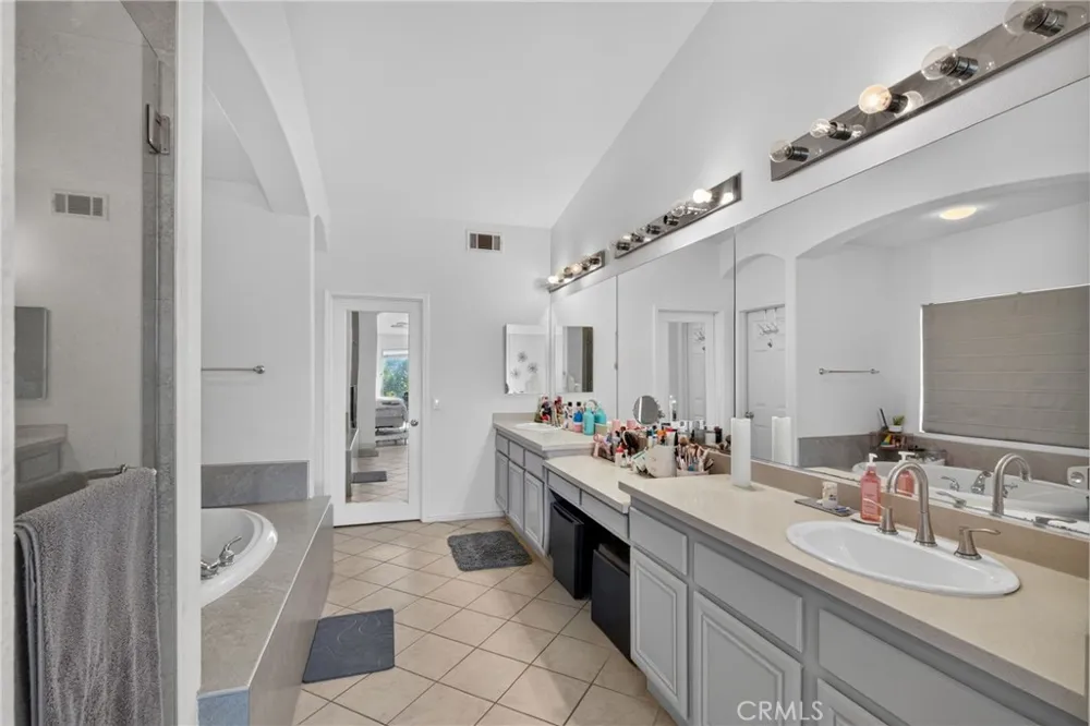 2420 S Vicentia Avenue Corona, CA 92882