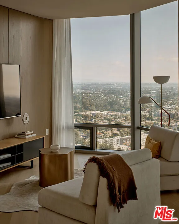 211 W Elm Court #21A Los Angeles, CA 90067