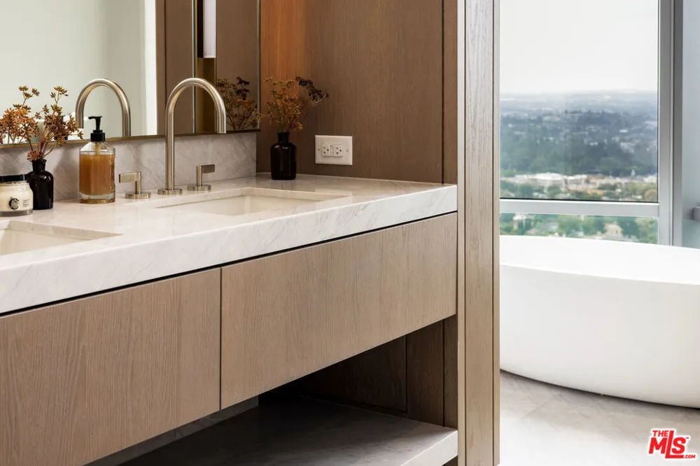 211 W Elm Court #21A Los Angeles, CA 90067