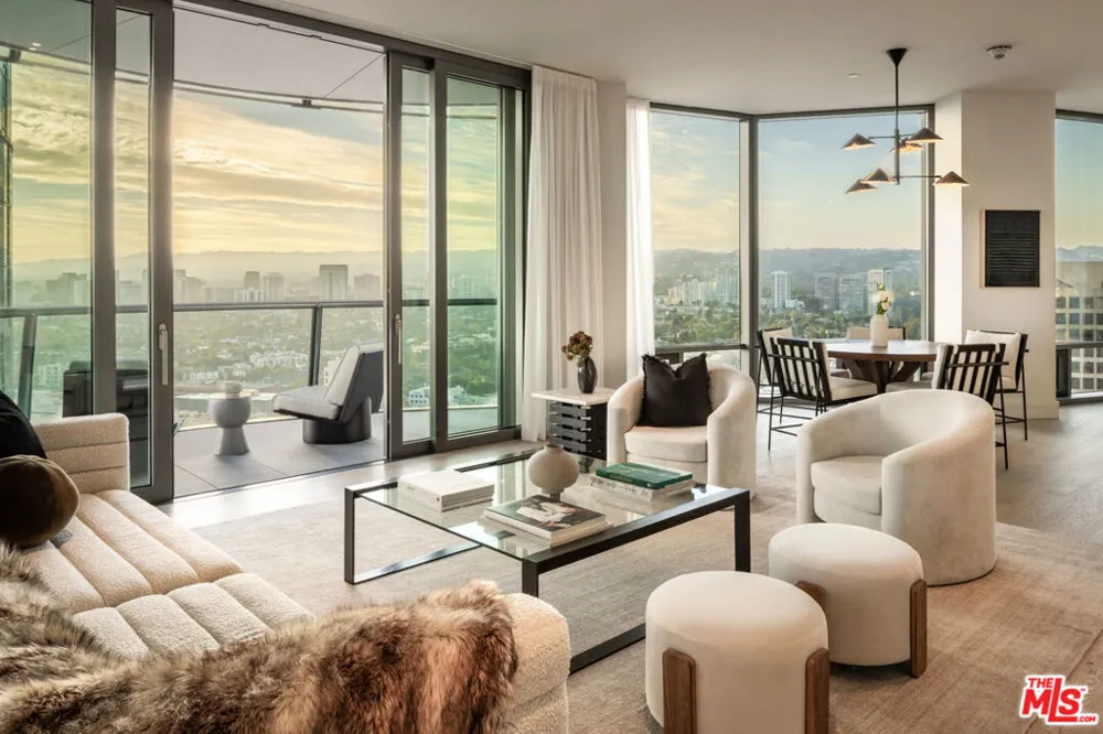 211 W Elm Court #21A Los Angeles, CA 90067