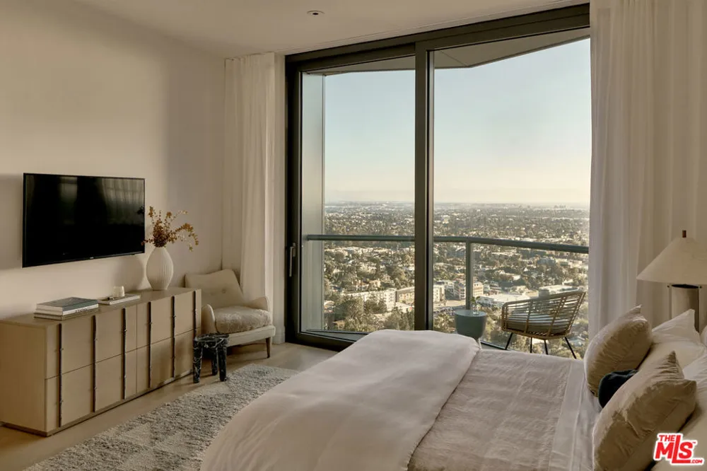 211 W Elm Court #21A Los Angeles, CA 90067
