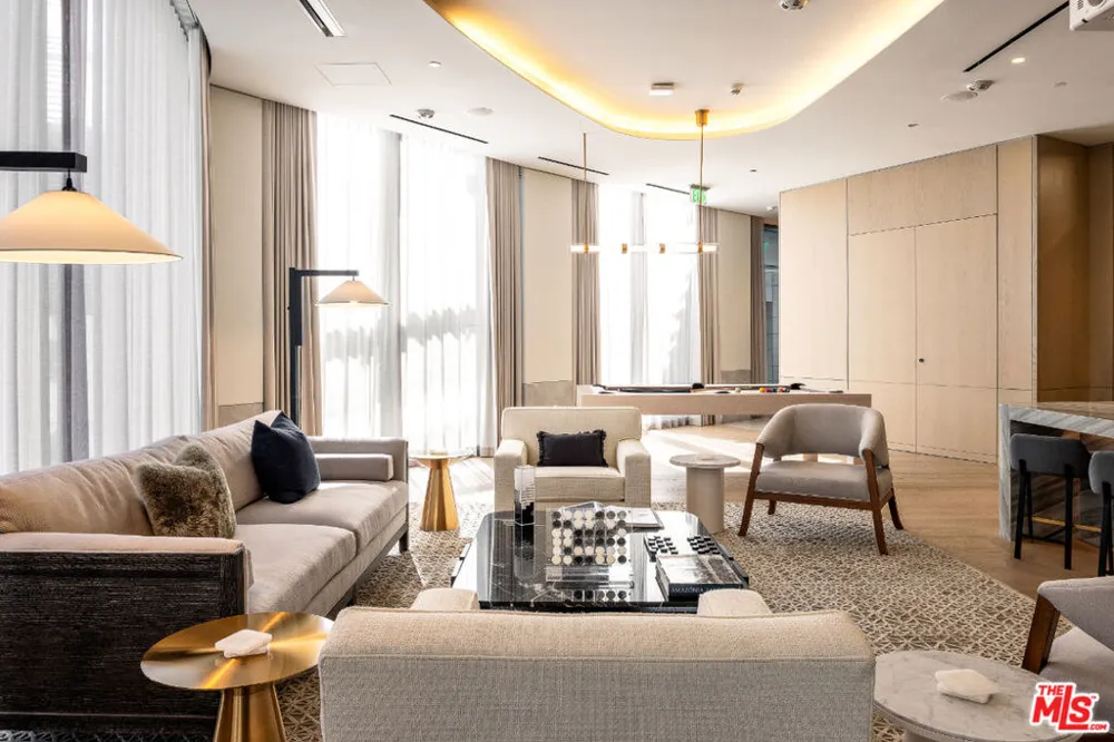211 W Elm Court #7D Los Angeles, CA 90067