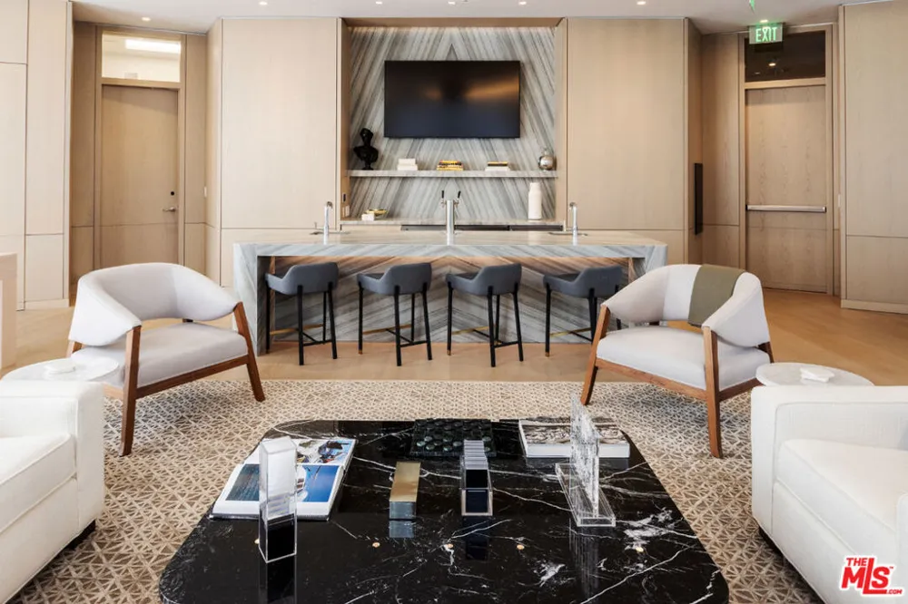 211 W Elm Court #7D Los Angeles, CA 90067