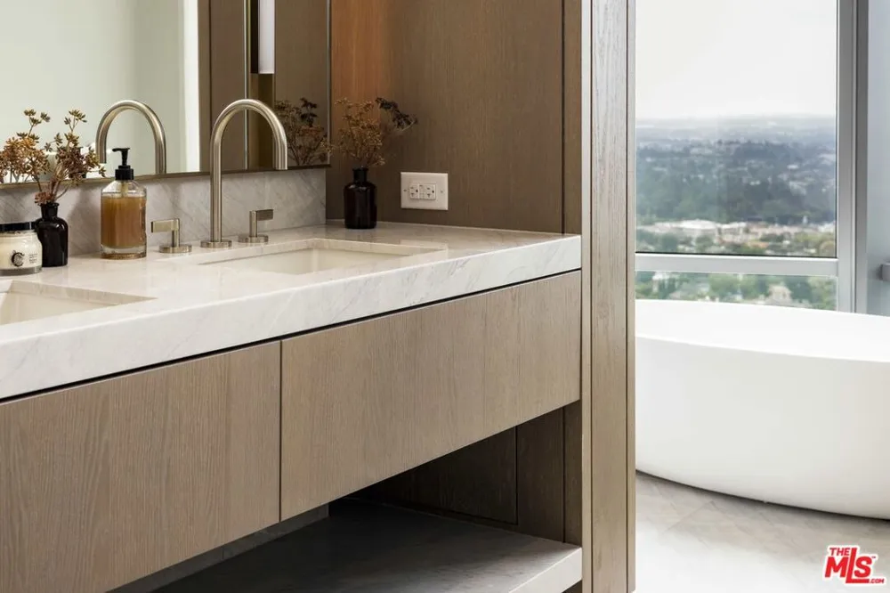 211 W Elm Court #7D Los Angeles, CA 90067