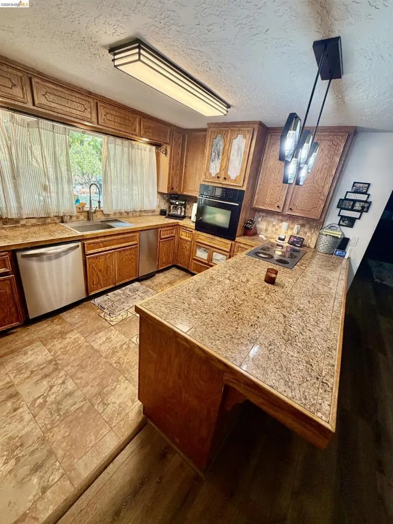 23421 Porcina Way Columbia, CA 95310