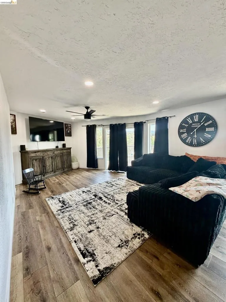 23421 Porcina Way Columbia, CA 95310