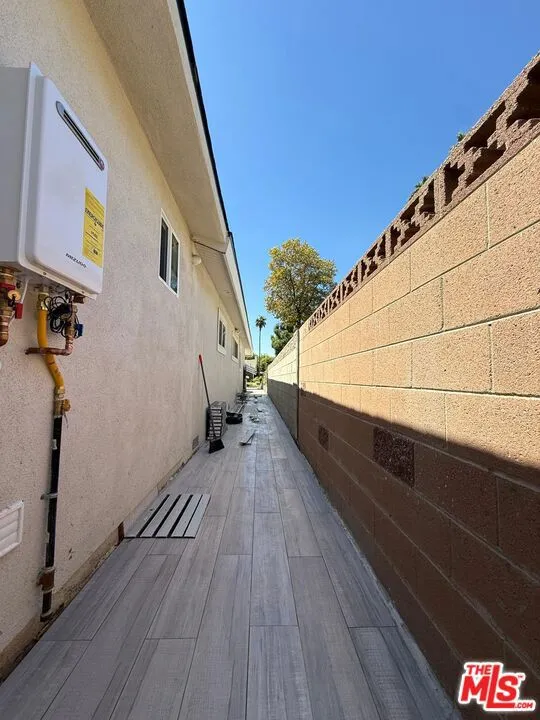 9004 Gothic Avenue North Hills, CA 91343