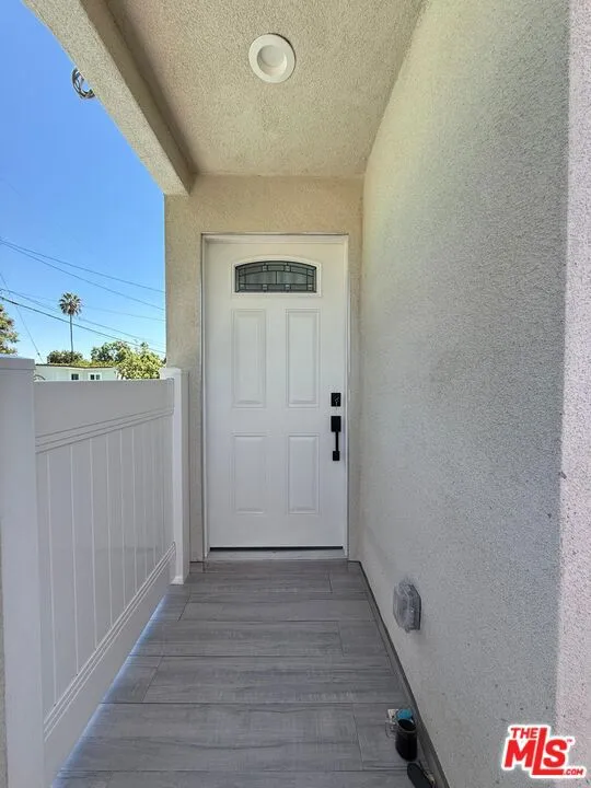 9004 Gothic Avenue North Hills, CA 91343