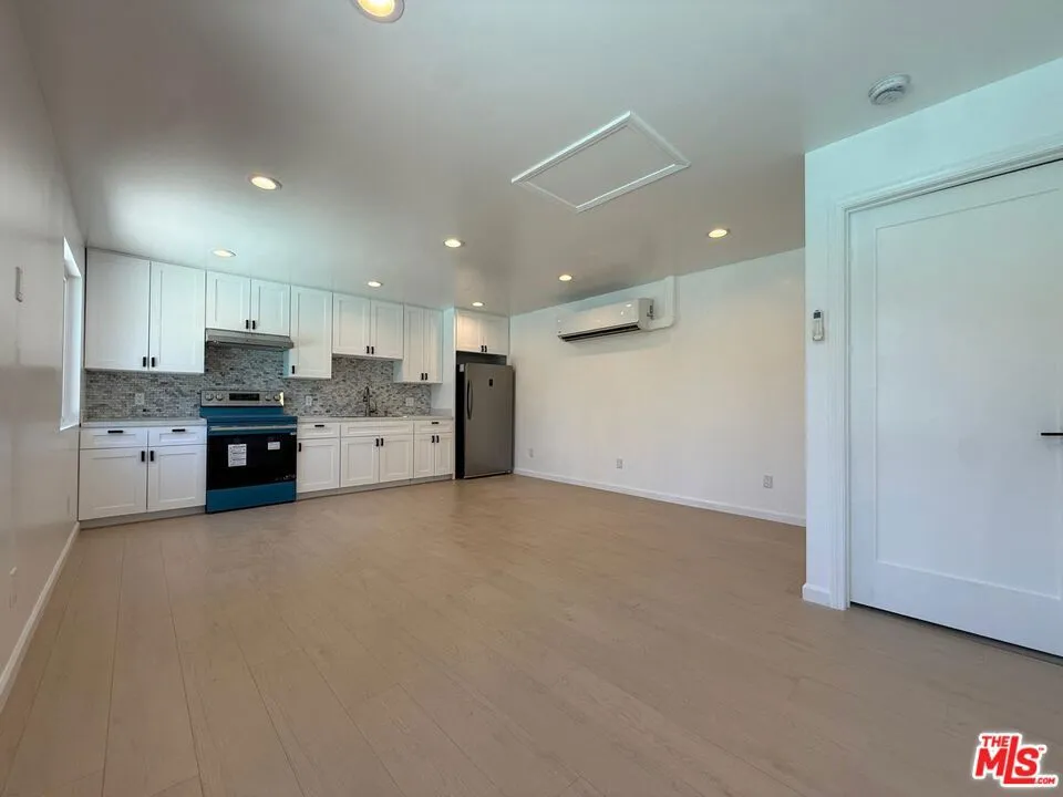9004 Gothic Avenue North Hills, CA 91343