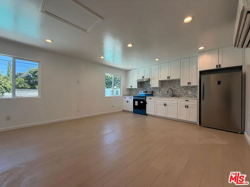 9004 Gothic Avenue North Hills, CA 91343