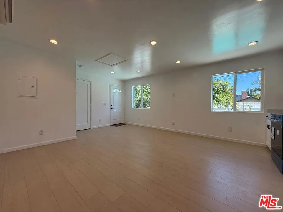 9004 Gothic Avenue North Hills, CA 91343