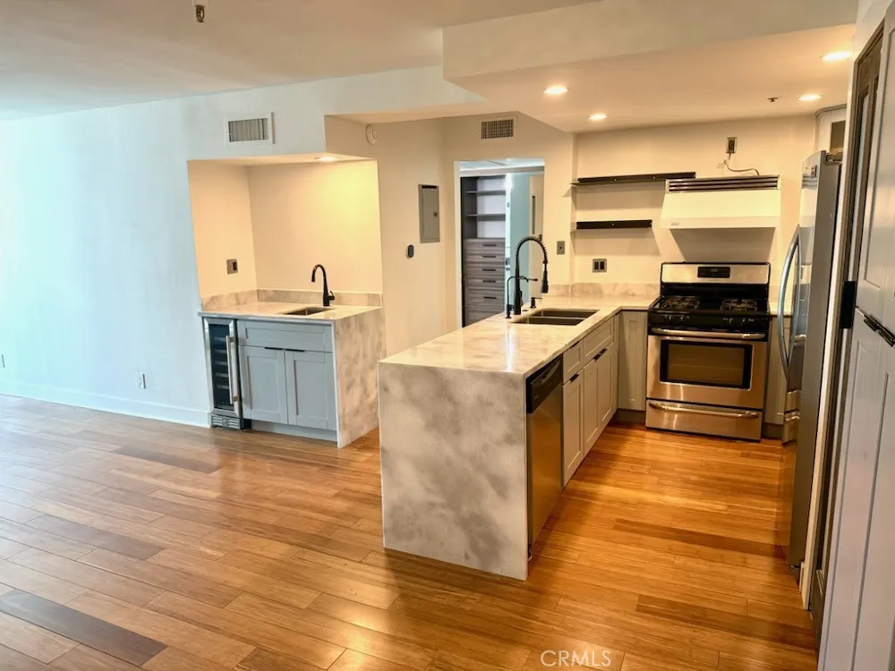 5143 Bakman Avenue #319 North Hollywood, CA 91601