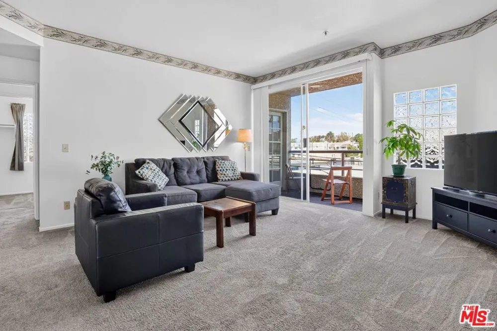 3561 Clarington Avenue #206 Los Angeles, CA 90034