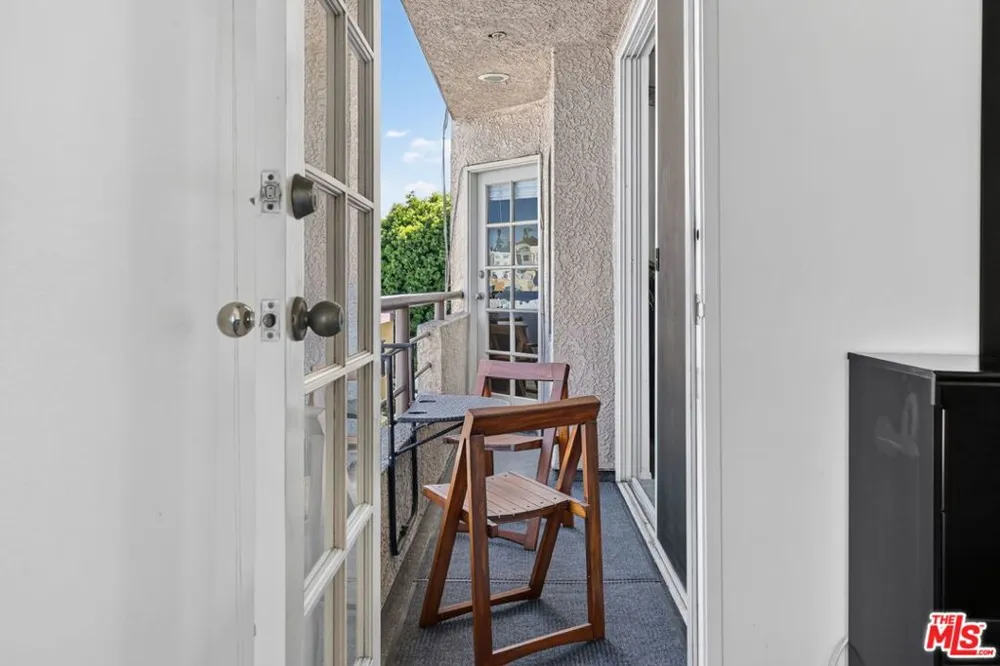 3561 Clarington Avenue #206 Los Angeles, CA 90034