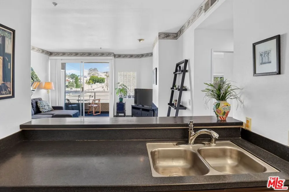 3561 Clarington Avenue #206 Los Angeles, CA 90034