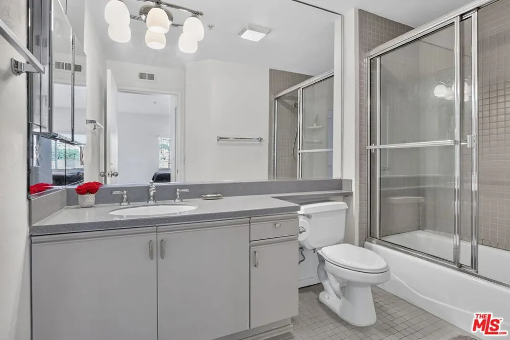 3561 Clarington Avenue #206 Los Angeles, CA 90034