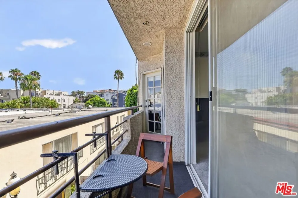 3561 Clarington Avenue #206 Los Angeles, CA 90034