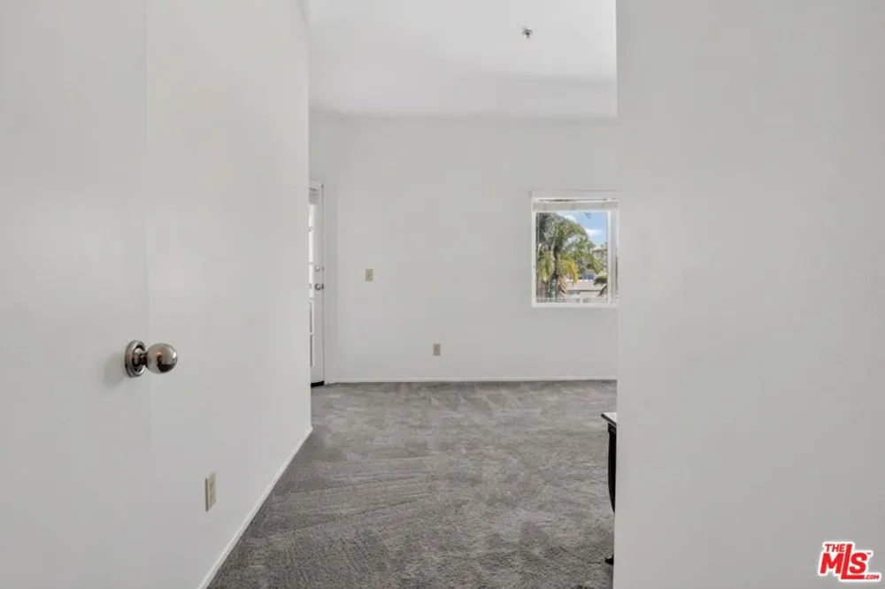 3561 Clarington Avenue #206 Los Angeles, CA 90034