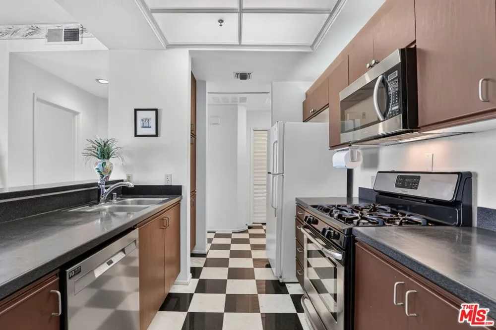 3561 Clarington Avenue #206 Los Angeles, CA 90034