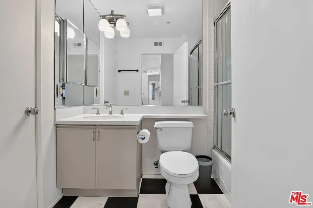 3561 Clarington Avenue #206 Los Angeles, CA 90034