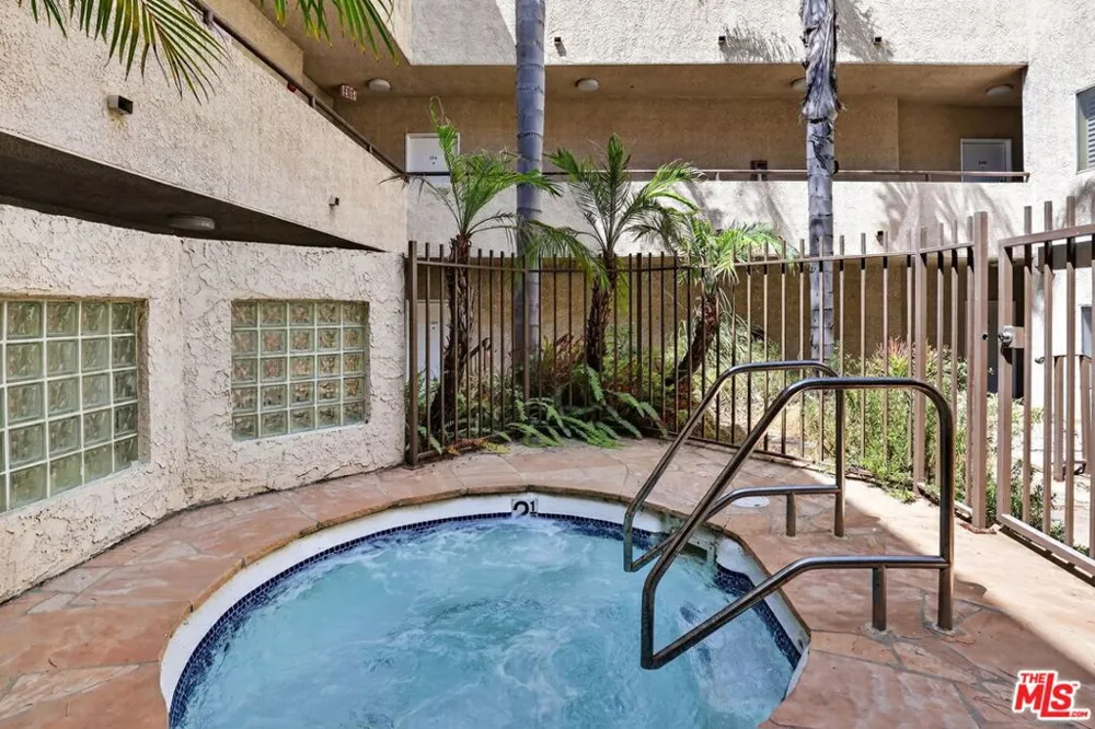 3561 Clarington Avenue #206 Los Angeles, CA 90034
