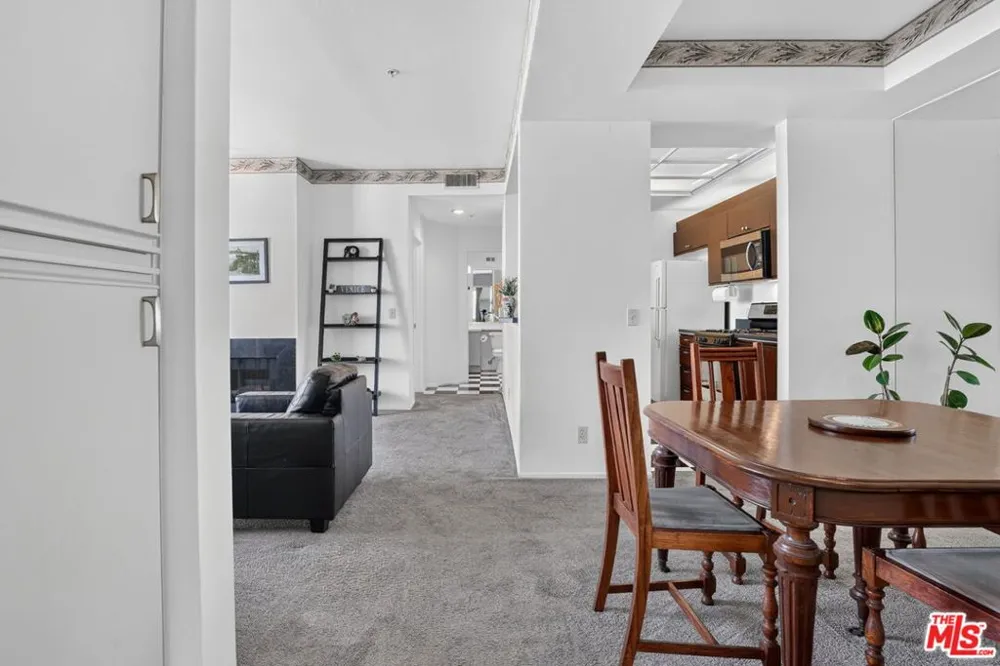 3561 Clarington Avenue #206 Los Angeles, CA 90034