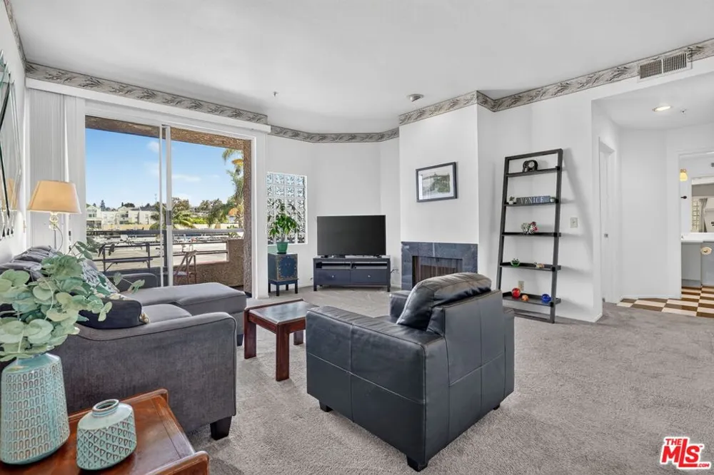 3561 Clarington Avenue #206 Los Angeles, CA 90034