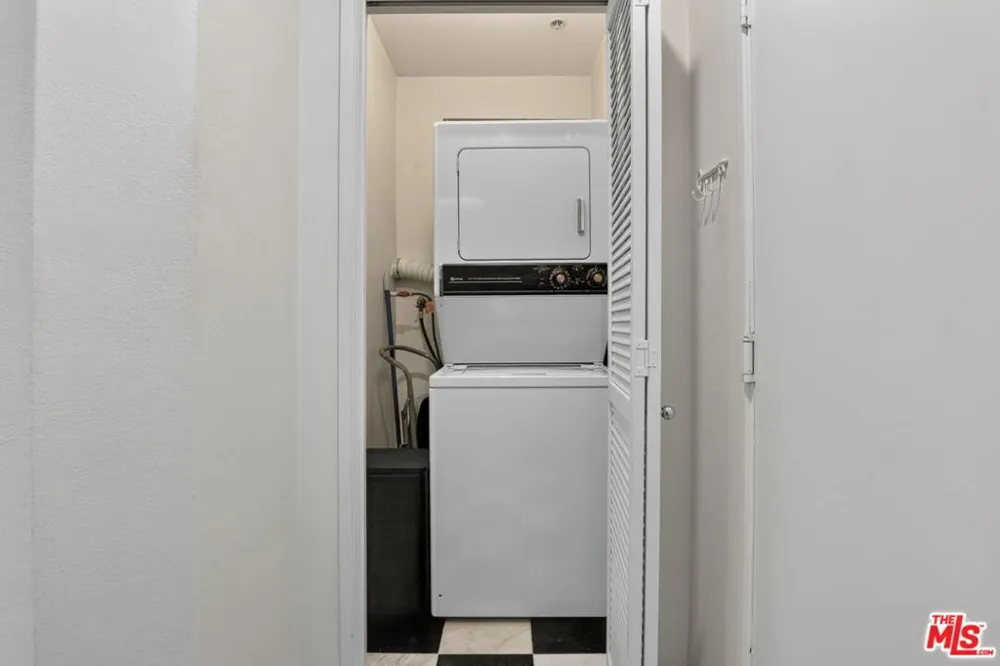 3561 Clarington Avenue #206 Los Angeles, CA 90034