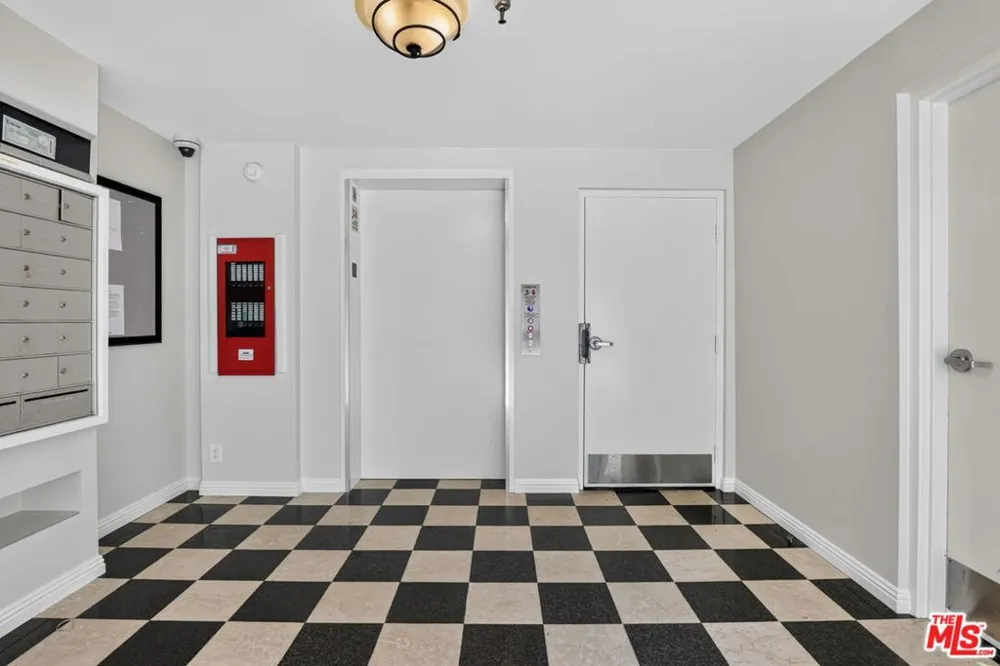 3561 Clarington Avenue #206 Los Angeles, CA 90034