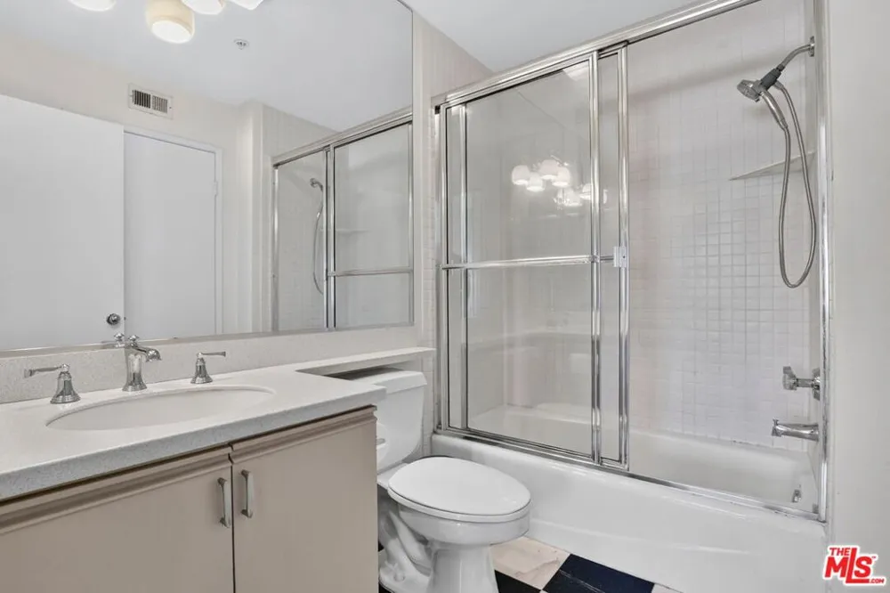 3561 Clarington Avenue #206 Los Angeles, CA 90034