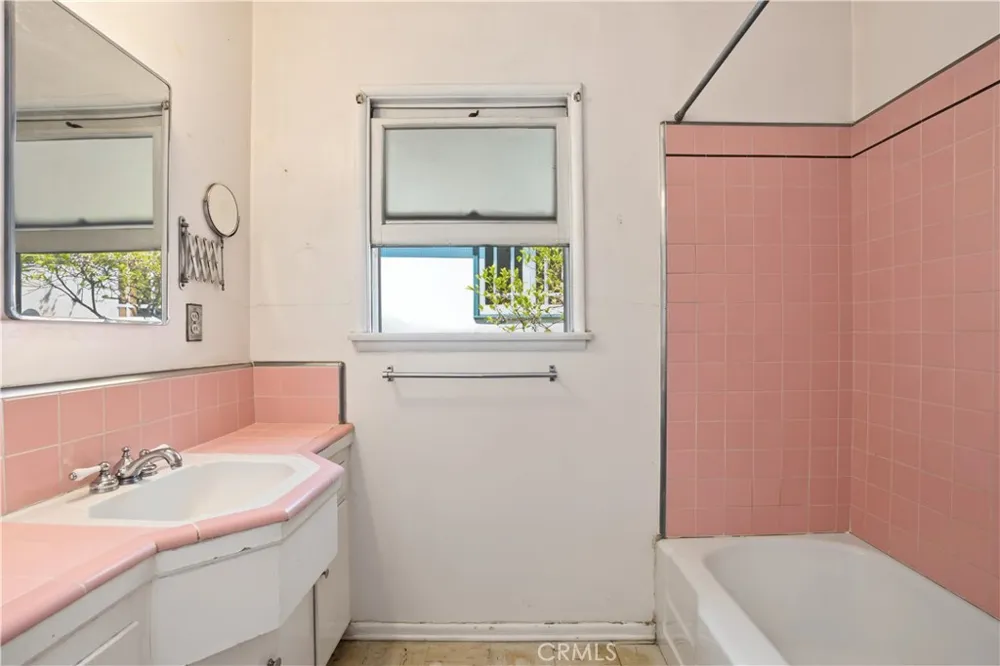 16839 Margate Street Encino, CA 91436