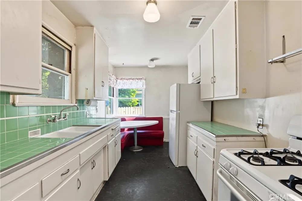 16839 Margate Street Encino, CA 91436