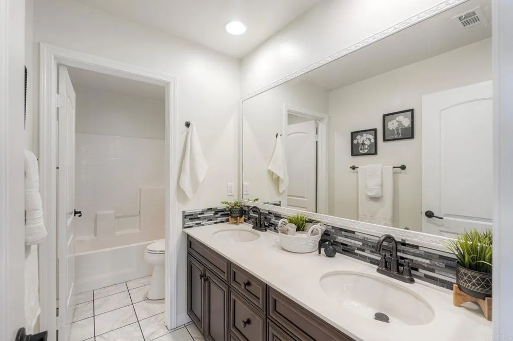 629 Amarra Lane Vista, CA 92083